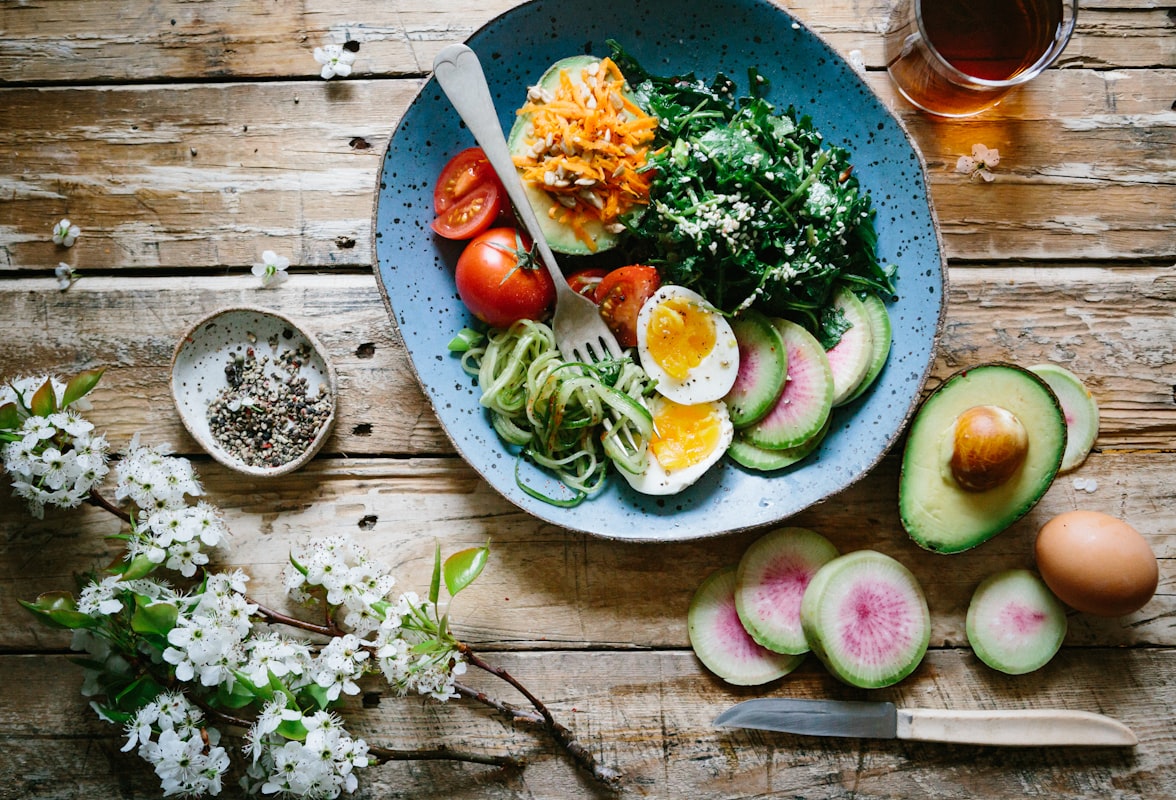 Salad salmon dengan minyak zaitun